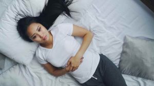 Douleur du côté droit du ventre en haut : quelles causes possibles ?