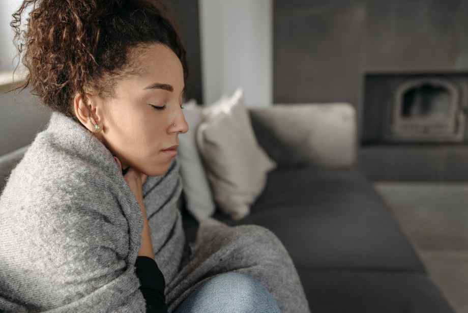 Mal de gorge quand j’avale sans toux : que faire pour se soulager ?